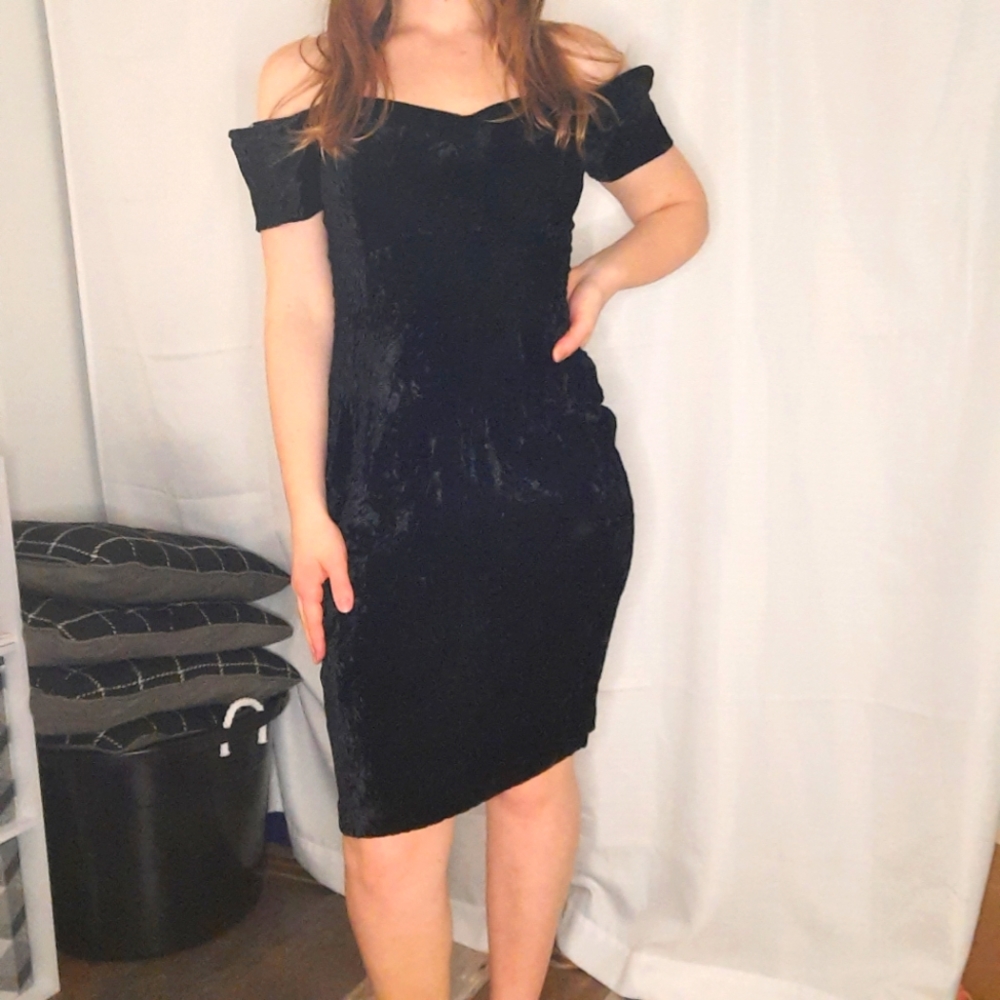 VINTAGE BLACK VELVET OFF-SHOULDER DRESS SIZE M
